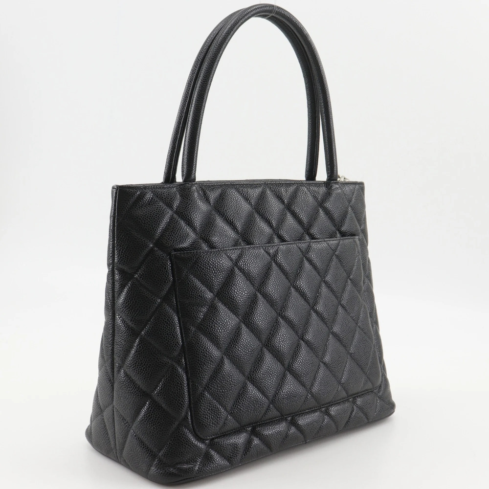 Chanel Medallion Tote Bag (A01804), a reissue tote bag made of caviar leather... - Picture 3 of 15
